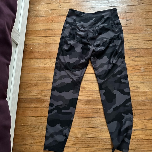 Old Navy PowerSoft High Rise 7/8
Leggings Pockets - Picture 4 of 5